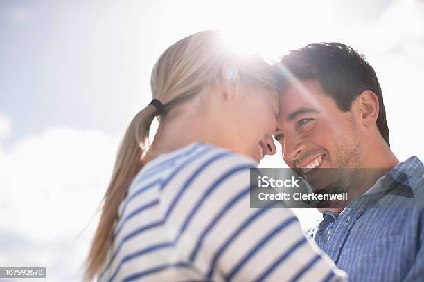 Glücklich Romantisches Paar Umarmen Im Feld Stockfoto und mehr Bilder von 25-29 Jahre - 25-29 Jahre, 30-34 Jahre, Angesicht zu Angesicht