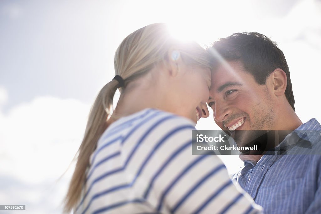 Felice romantica coppia abbracciare nel campo - Foto stock royalty-free di 25-29 anni