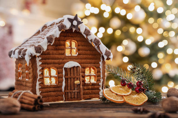 maison de pain d’épice sur la table de noël avec espace copie - food dessert december winter photos et images de collection