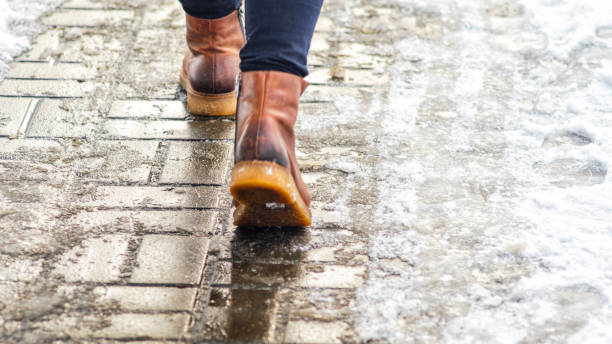 氷のような舗装の上を歩く - sidewalk ストックフォトと画像