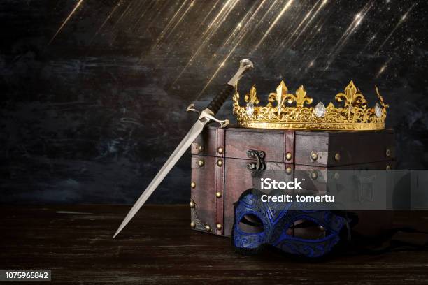 Foto de Cavaleiro Medieval Com Espada E Um Escudo Contra Parede De Pedras e  mais fotos de stock de Cavaleiro - Papel Humano - iStock
