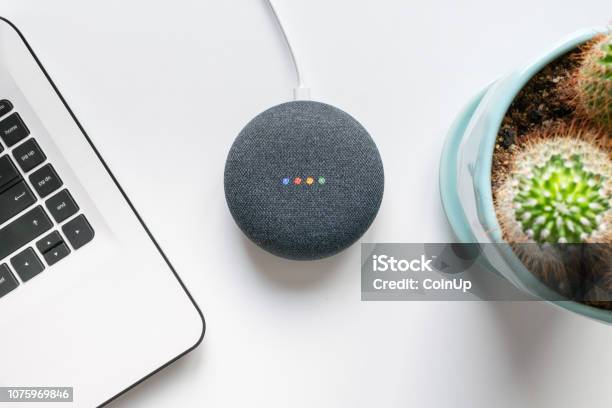 Google Mini Smart Heimlautsprecher Mit Google Assistent Errichtet Stockfoto und mehr Bilder von Assistent