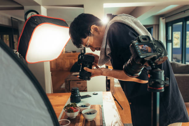 fotograf tworzący vloga na temat fotografii żywności - food photography zdjęcia i obrazy z banku zdjęć