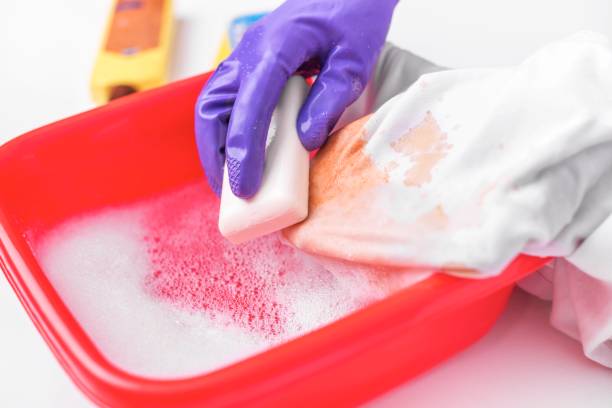 lavez la tache avec du savon. l’élément de travail à domicile. - wash bowl photos et images de collection