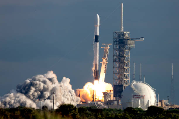 Rocket Launch Falcon 9 Rocket Launch spaceship photos stock pictures, royalty-free photos & images