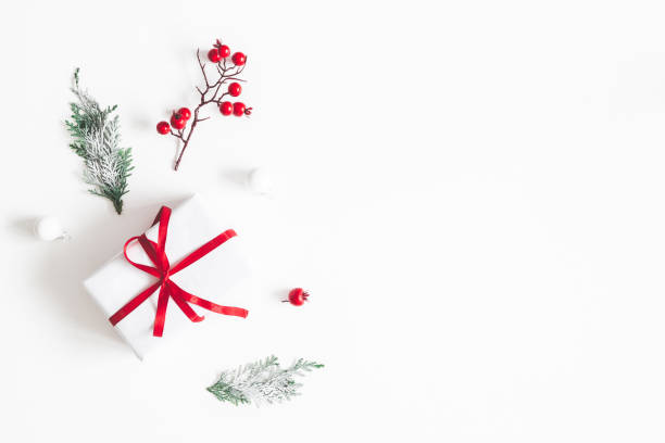 christmas composition. frame made of gift, snowflakes, fir tree branches and red berries on white background. christmas, winter, new year concept. flat lay, top view, copy space - christmas tree snow fir tree isolated imagens e fotografias de stock
