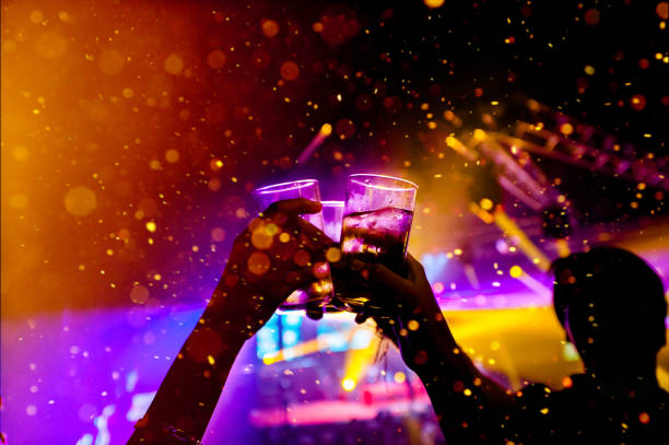 chope de bière à l’occasion du boisson bière, allume feu coloré concept célébration espace copie - cocktail alcohol wine beer photos et images de collection