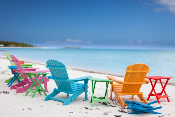 chaises sur la plage - eleuthera island photos et images de collection