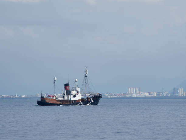 Costa de REYKJAVIK, Islandia-Julio 26, 2014: Hvalur ballenero barco - foto de stock