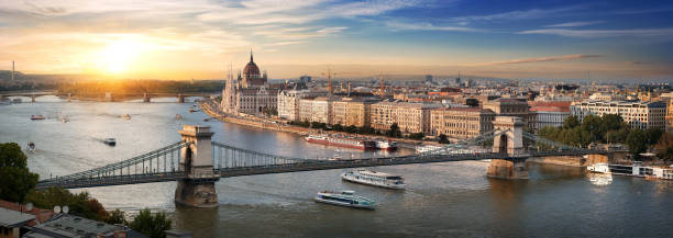 widok panoramiczny na budapeszt - chain bridge bridge budapest cityscape zdjęcia i obrazy z banku zdjęć