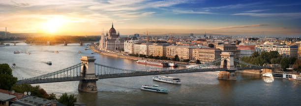 панорамный вид на будапешт - будапешт стоковые фото и изображения