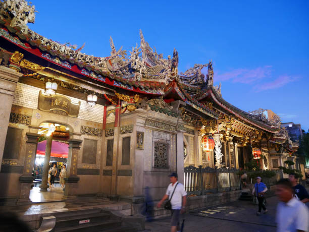 templo de longshan em taipei, taiwan. - longshan - fotografias e filmes do acervo