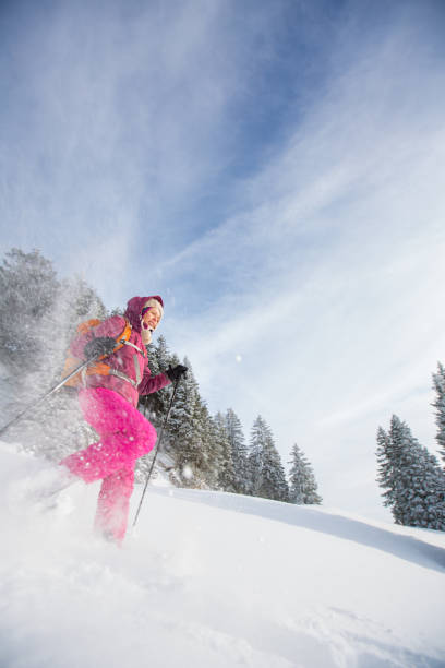 mulher jovem, raquetes de neve em altas montanhas - snowshoeing snowshoe women shoe - fotografias e filmes do acervo