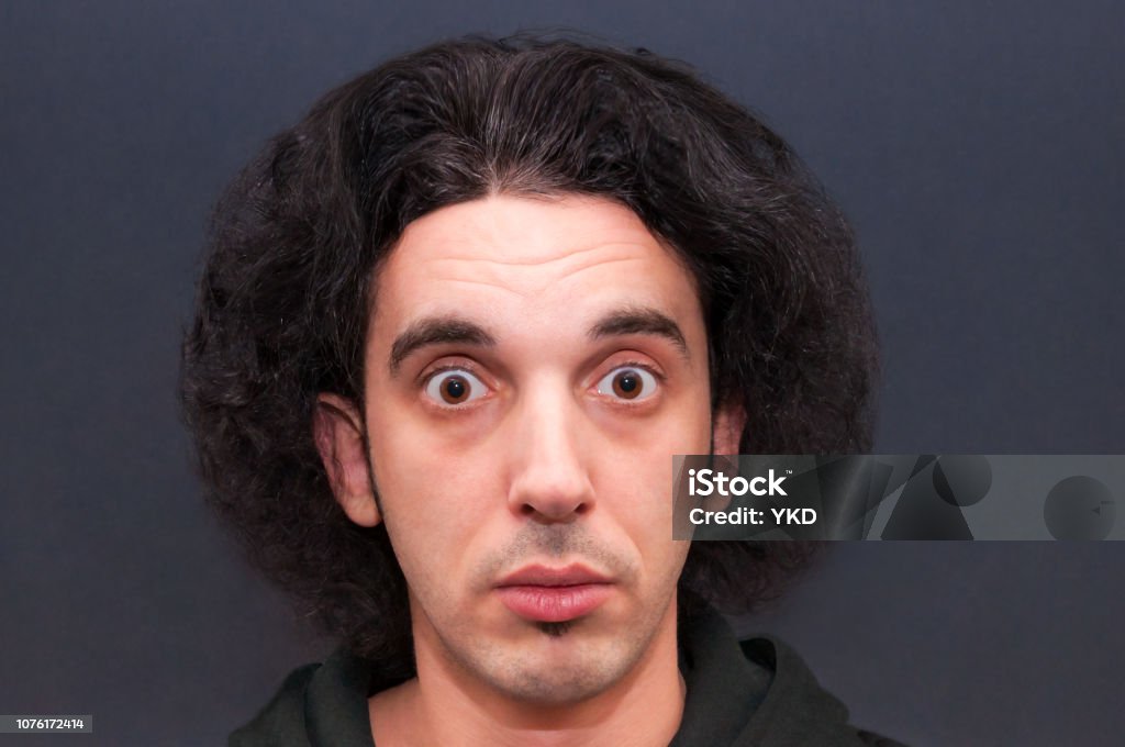 큰 열린된 눈과 솜 털 헤어스타일 충격된 의아해 젊은 남자 갈색 머리에 대한 스톡 사진 및 기타 이미지 - 갈색 머리, 곱슬 머리,  공란 - Istock