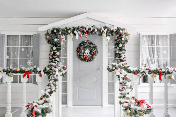 christmas morning. porch a small house with a decorated door with a christmas wreath. winter fairy tale. - balão enfeite imagens e fotografias de stock