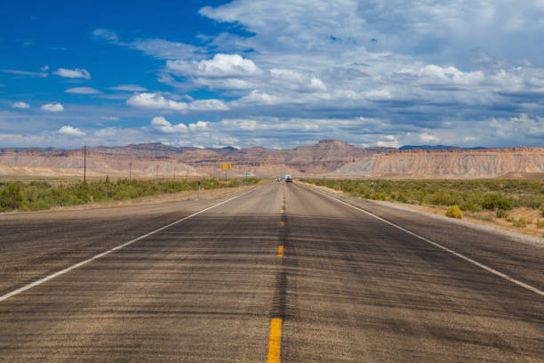 la carretera largo americana típico en el desierto - truck space desert utah fotografías e imágenes de stock