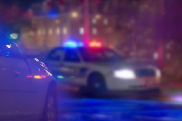 밤에 미국 경찰 차입니다. - city street flash 뉴스 사진 이미지