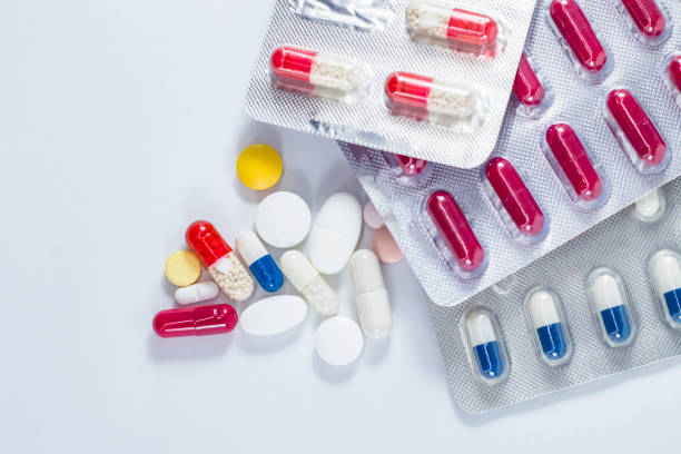farmaci colorati e pillole dall'alto - diet pill foto e immagini stock