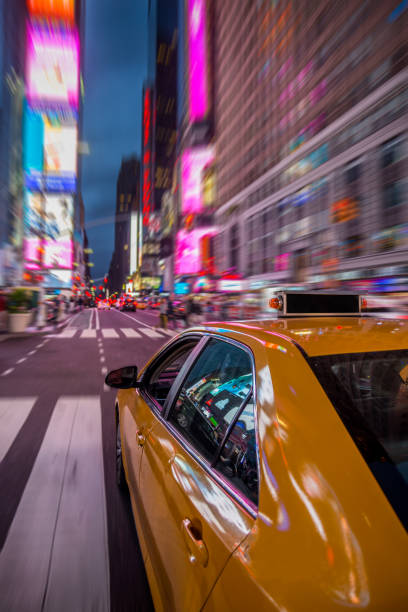 taxi giallo di new york sotto le luci brillanti di times square - taxi new york city traffic busy foto e immagini stock
