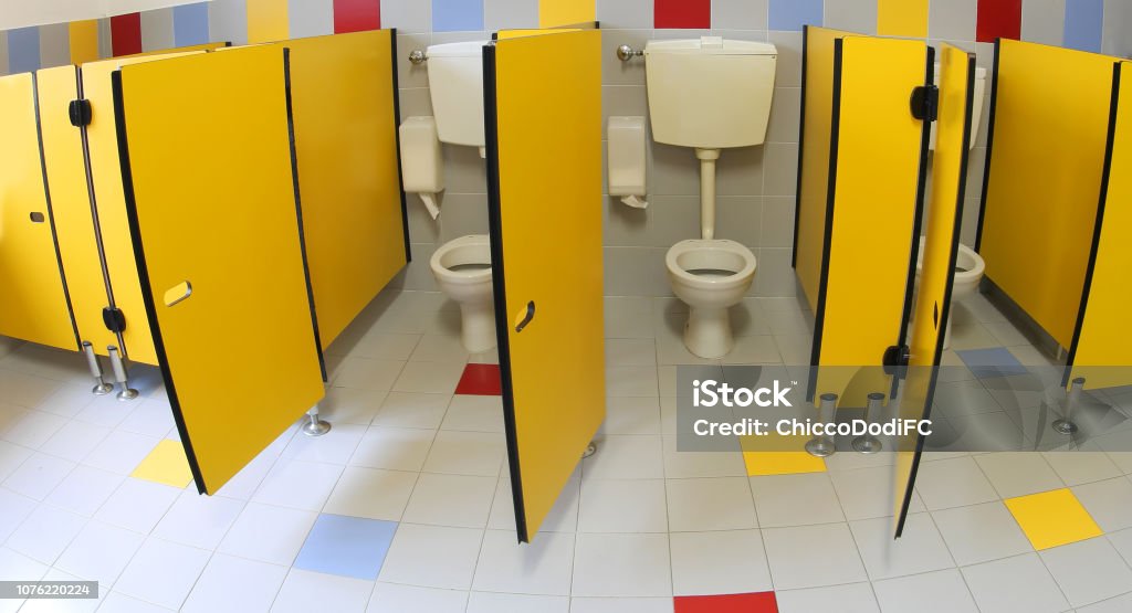 Einrichtung von Kindergärten mit gelben Türen - Lizenzfrei Bathroom Stock-Foto