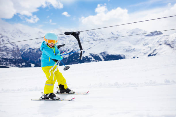 divertimento de esqui e neve do inverno para crianças. crianças de esqui. - winter child coat baby girls - fotografias e filmes do acervo