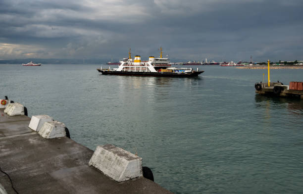 yalova port maritime dans la mer de marmara. - yalova photos et images de collection