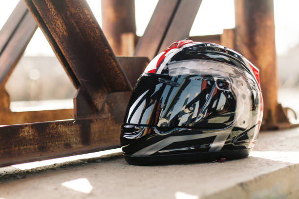 современный мотоциклетный шлем на городском ярком фоне - helmet helmet visor protection black стоковые фото и изображения
