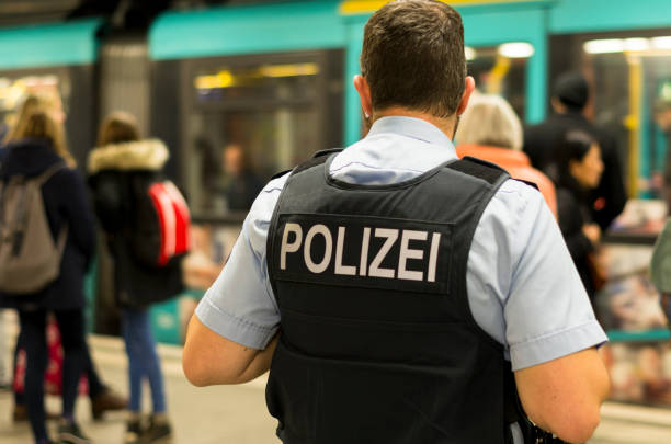 agente da polícia alemã em uma estação de metrô - ticket control - fotografias e filmes do acervo