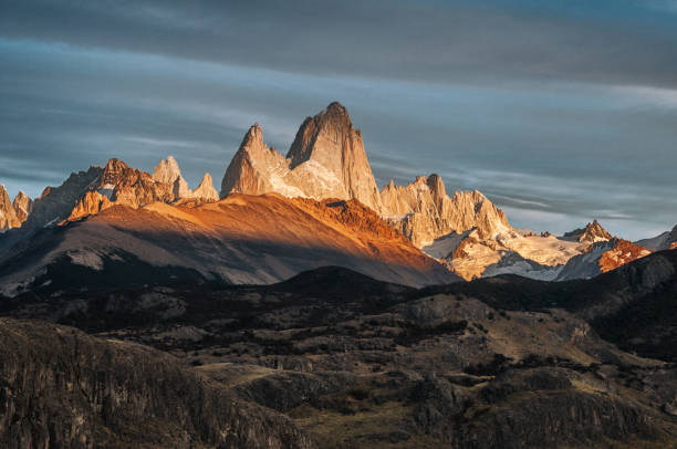 luce del sole sul monte fitz roy - mt fitz roy foto e immagini stock