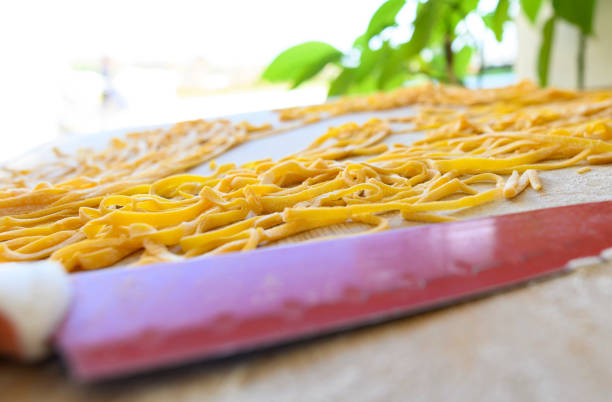 新鮮なパスタを新鮮な卵とデュラム小麦の粉から作られた ' フェットチーネと呼ばれます。 - wheat pasta flour italy ストックフォトと画像