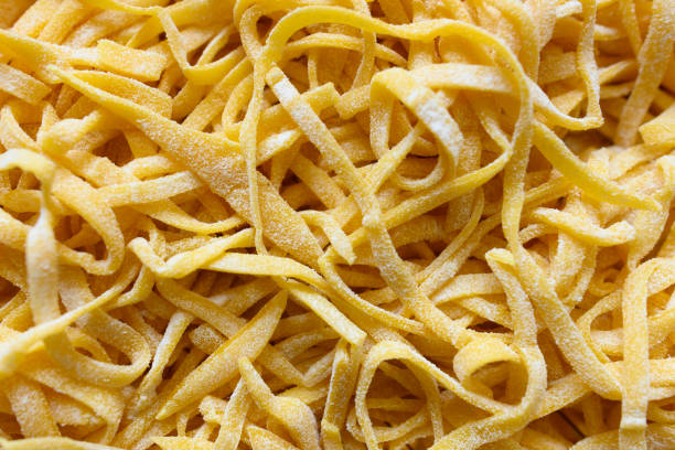 新鮮なパスタを新鮮な卵とデュラム小麦の粉から作られた ' フェットチーネと呼ばれます。 - wheat pasta flour italy ストックフォトと画像