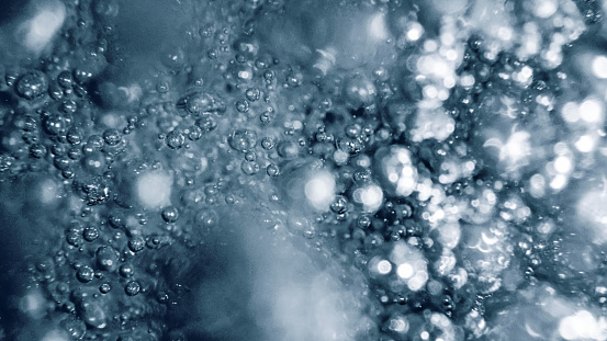 1128517846 istock Fondo abstracto de burbujas bajo el agua. Burbujas de aire en el fondo del agua. 1076273096