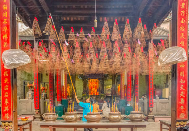 コイル吊り、ホー ・ チ ・ ミン、ベトナムお香します。 - burning temple incense buddhism ストックフォトと画像