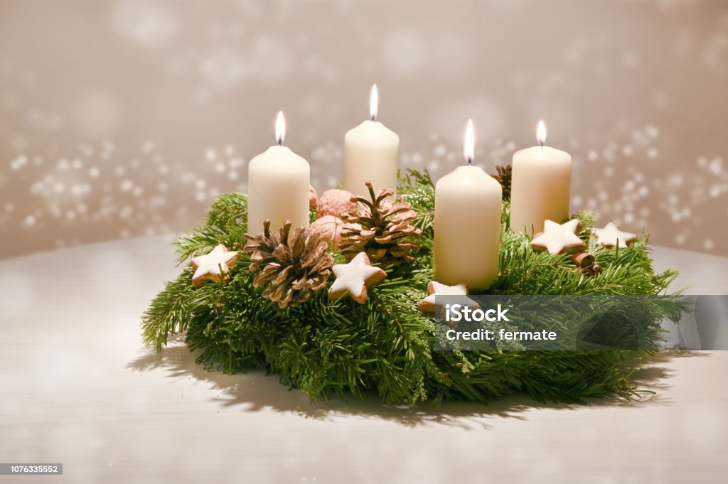 Advento quarto - decorado coroa do advento de ramos de abeto e evergreen com branco queimando velas, tradição no tempo antes do Natal, o fundo quente com espaço festivo de bokeh e cópia - Foto de stock de Coroa do Advento royalty-free Advento quarto - decorado coroa do advento de ramos de abeto e evergreen com branco queimando velas, tradição no tempo antes do Natal, o fundo quente com espaço festivo de bokeh e cópia - Foto de stock de Coroa do Advento royalty-free