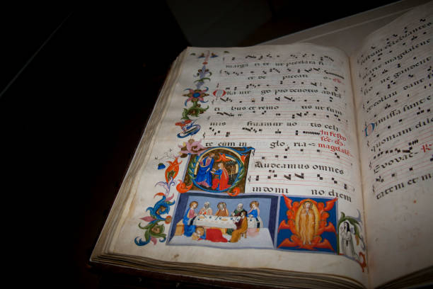 très vieux livre de choeur - musical theater music antique musical note photos et images de collection