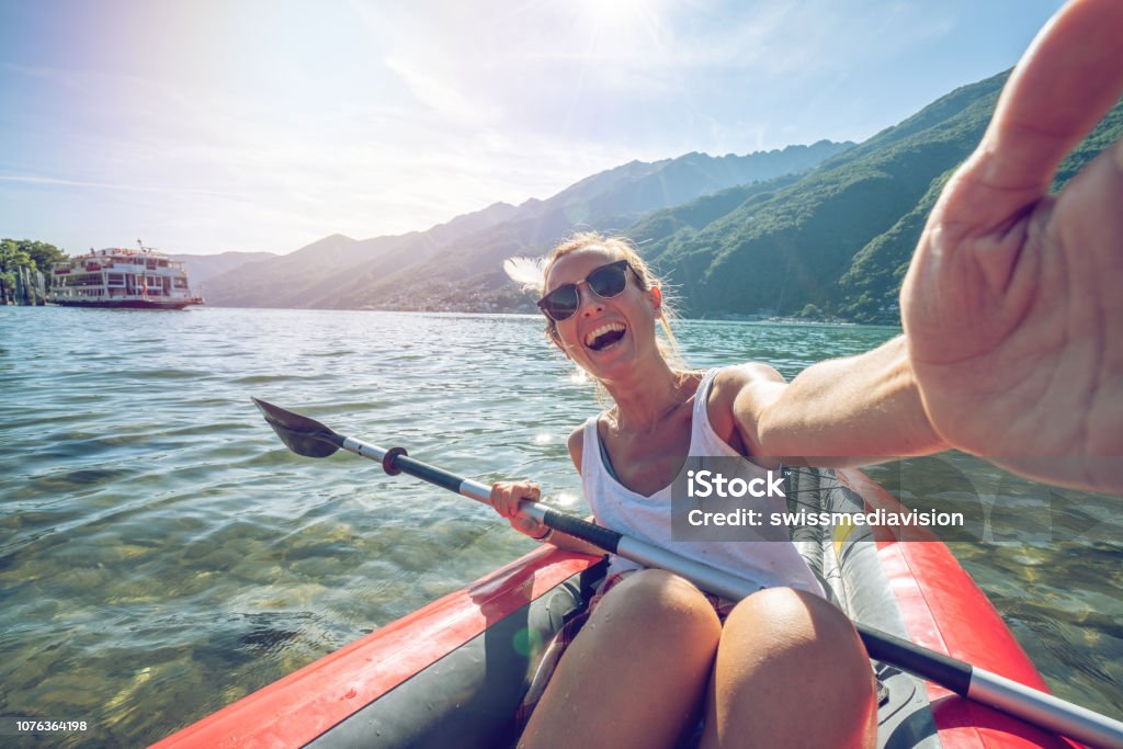 Selfie auf Kanu im Sommer genießen Sie See und Natur - Lizenzfrei Selfie Stock-Foto