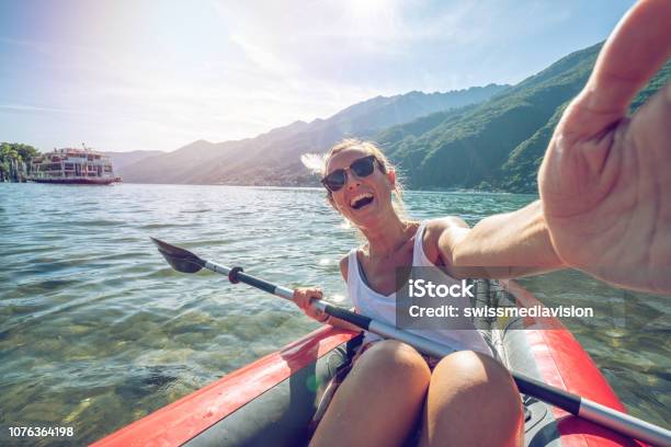 Selfie Auf Kanu Im Sommer Genießen Sie See Und Natur Stockfoto und mehr Bilder von Selfie