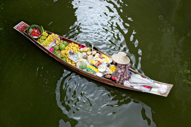 vente de bateaux au marché en thaïlande flottant. - damnoen saduak floating market photos et images de collection