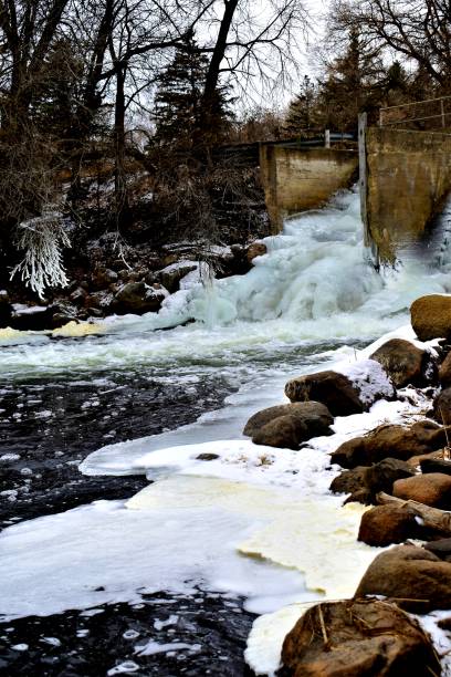 zamarznięta tama i skały koryta rzeki - dam hydroelectric power station manitoba canada zdjęcia i obrazy z banku zdjęć