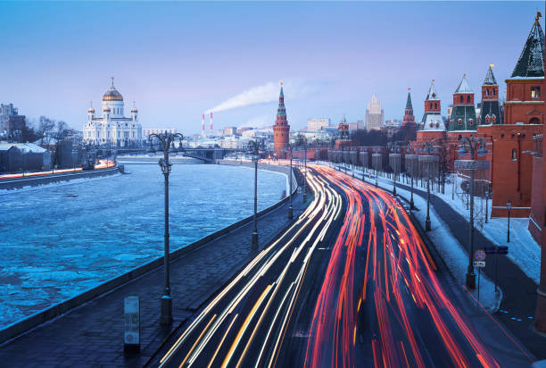 istock TRAFFIC IN MOSCOW AT WINTER SUNRISE 1076421764