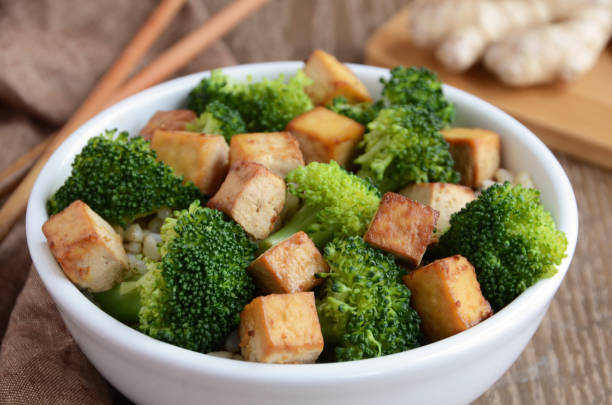 ciotola di tofu cotto allo zenzero con broccoli e riso integrale - brown rice rice healthy eating organic foto e immagini stock