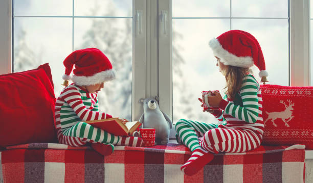 bambini ragazza e ragazzo è triste la mattina di natale dalla finestra - window christmas christmas tree winter foto e immagini stock