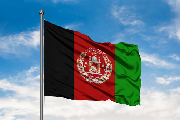 bandera de afganistán ondeando en el viento contra un cielo azul nublado blanco. - himno nacional turco fotografías e imágenes de stock