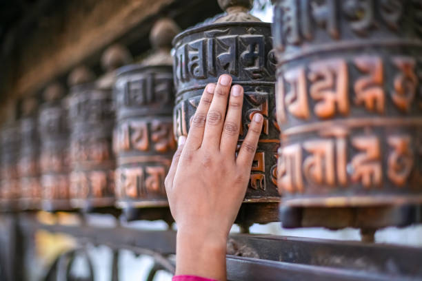 여자와 기도 바퀴 - nepal buddha monkey temple tibet 뉴스 사진 이미지