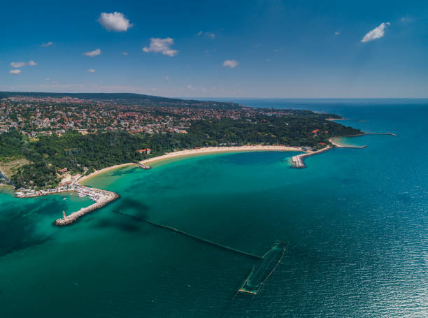 vista aerea dei droni sulla costa del mar nero. euxinograd, varna, bulgaria - beach rope nautical vessel harbor foto e immagini stock