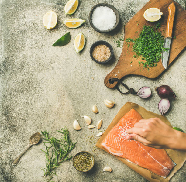 mujer manos salmón salado cocina filete de pescado - smoked salmon cooking copy space food fotografías e imágenes de stock