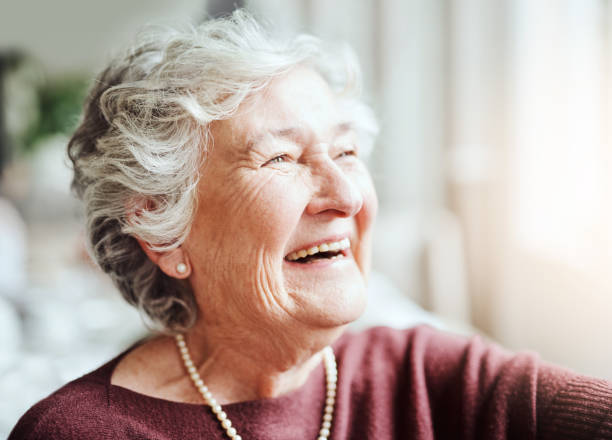 sonriendo mantiene el alma joven - 80 89 años fotografías e imágenes de stock