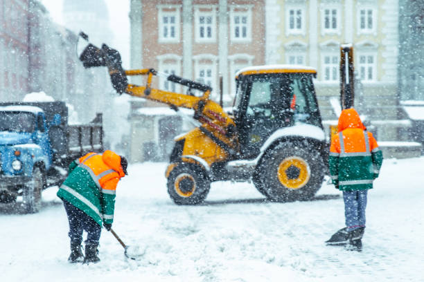 persone che puliscono le strade della città dopo tempesta di neve - snow remover foto e immagini stock