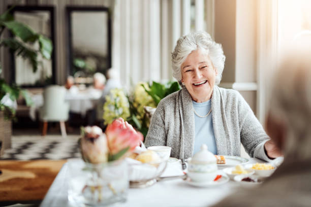 bądź towarzyski, bądź szczęśliwy - afternoon tea tea women table zdjęcia i obrazy z banku zdjęć