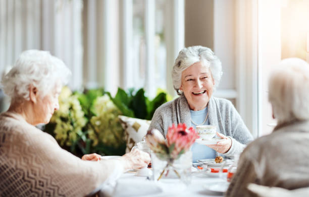 наслаждаясь простыми удовольствиями, обслуживаемых жизнью - afternoon tea tea women table стоковые фото и изображения